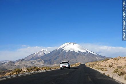 Volcanes Pomerape y Parinacota de la cadena de Nevados de Payachatas desde ruta 11 en Chile. - Chile - Otros AMÉRICA del SUR. Foto No. 51784