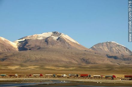 Fila de camiones en la frontera boliviana con Chile. Nevados de Quimaschata - Chile - Otros AMÉRICA del SUR. Foto No. 51716