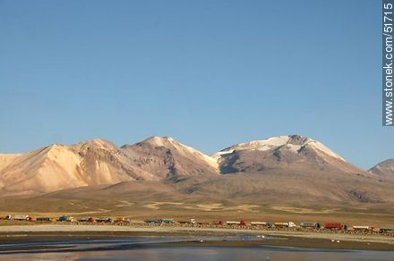 Fila de camiones en la frontera boliviana con Chile. Nevados de Quimaschata - Chile - Otros AMÉRICA del SUR. Foto No. 51715