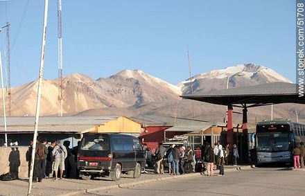 Transporte de pasajeros en control de migración y aduanas en la frontera chilena con Bolivia. Cerros de Quimsachata - Chile - Otros AMÉRICA del SUR. Foto No. 51708