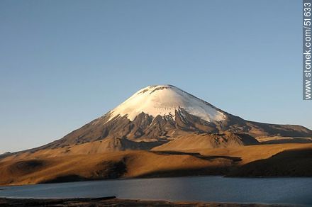 Volcán Parinacota al atardecer. Lago Chungará. - Chile - Otros AMÉRICA del SUR. Foto No. 51633