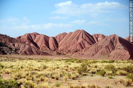 Particular geografía con pliegues y sedimento rojo. - Bolivia - Otros AMÉRICA del SUR. Foto No. 51881
