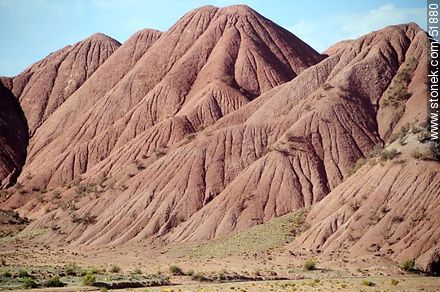 Particular geografía con pliegues y sedimento rojo. - Bolivia - Otros AMÉRICA del SUR. Foto No. 51880