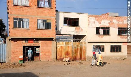 Sibicani en Ruta 1. Edificios sin terminación. - Bolivia - Otros AMÉRICA del SUR. Foto No. 51940