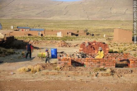 Calamarca en Ruta 1 de Bolivia. Construcción en bloques de prensa - Bolivia - Otros AMÉRICA del SUR. Foto No. 51930