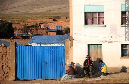 Calamarca en Ruta 1 de Bolivia. Campesinos bolivianos en reunión - Bolivia - Otros AMÉRICA del SUR. Foto No. 51925
