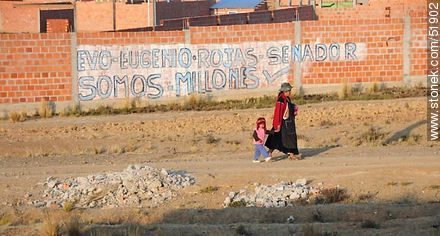 Campesina boliviana con su hijo. 