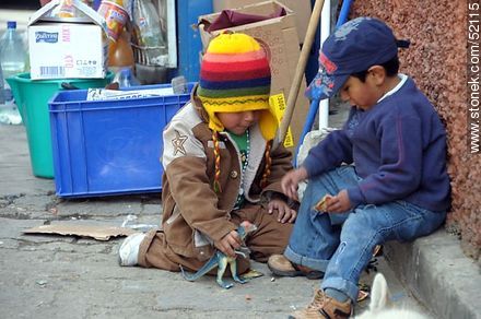 Bolivian children playing with rubber animals - Bolivia - Others in SOUTH AMERICA. Photo #52115