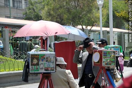 Photographers with old gallery cameras monted on tripods in the Plaza Alonso de Mendoza. - Bolivia - Others in SOUTH AMERICA. Photo #52273