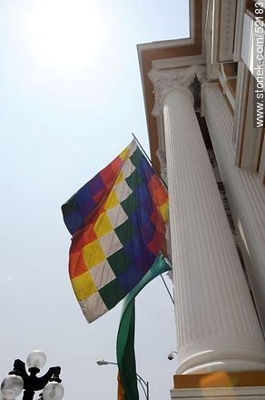 Bandera Aymara (wipala). Columna del Palacio Legislativo de La Paz. - Bolivia - Otros AMÉRICA del SUR. Foto No. 52183