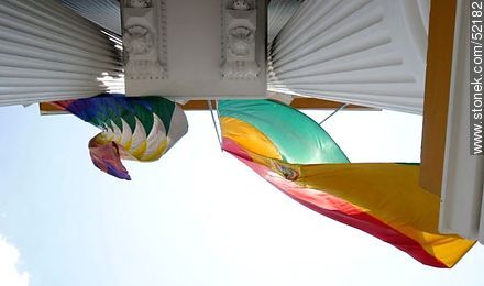 Columnas y banderas boliviana y aymara - Bolivia - Otros AMÉRICA del SUR. Foto No. 52182