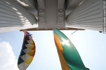 Columnas y banderas boliviana y aymara (wipala) - Bolivia - Otros AMÉRICA del SUR. Foto No. 52181