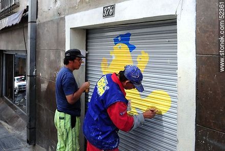 Painting a metal curtain - Bolivia - Others in SOUTH AMERICA. Photo #52361