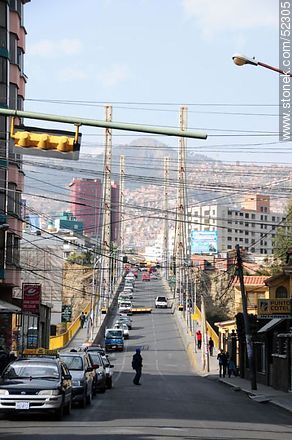 Puente de las Américas sobre un ramal del Río Choqueyapu entubado bajo la Avenida del Poeta. Une los barrios de Sopocachi y Miraflores. - Bolivia - Otros AMÉRICA del SUR. Foto No. 52305