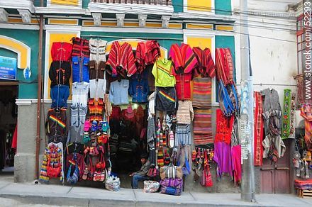 Tienda de venta de souvenirs, recuerdos y vestimenta típica - Bolivia - Otros AMÉRICA del SUR. Foto No. 52293