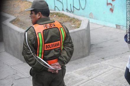 Bolivian policeman - Bolivia - Others in SOUTH AMERICA. Photo #52379