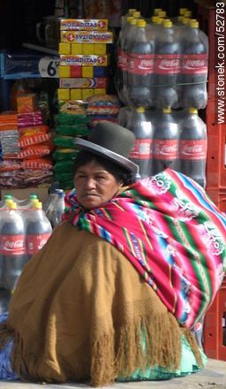 Chola boliviana en un almacén de El Alto - Bolivia - Otros AMÉRICA del SUR. Foto No. 52783