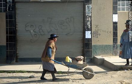Señora con una carretilla.  La mujer en trabajo duro. - Bolivia - Otros AMÉRICA del SUR. Foto No. 52774