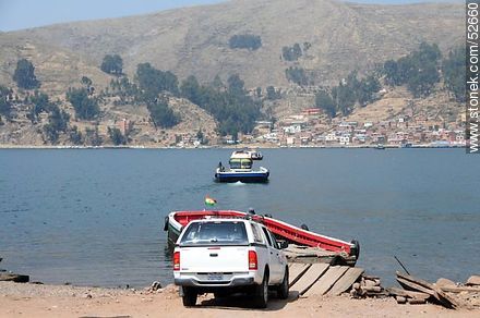 Tiquina. Camioneta embarcando en una chata para trasladarse a la otra orilla del lago Titicaca. - Bolivia - Otros AMÉRICA del SUR. Foto No. 52660