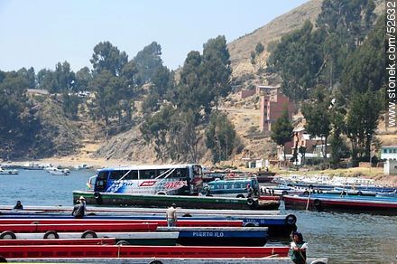 Estrecho de Tiquina en el lago Titicaca.  Chatas para el cruce de vehículos a la otra orilla - Bolivia - Otros AMÉRICA del SUR. Foto No. 52632