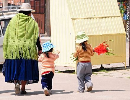 Tiquina. Madre con sus hijos llevando un ramo de flores - Bolivia - Otros AMÉRICA del SUR. Foto No. 52630