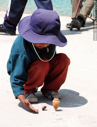 Tiquina. Niño jugando con un trompo. - Bolivia - Otros AMÉRICA del SUR. Foto No. 52628