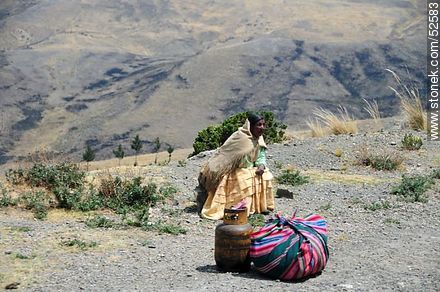 Indígena esperando el transporte colectivo con su carga y su garrafa o balón de gas - Bolivia - Otros AMÉRICA del SUR. Foto No. 52583