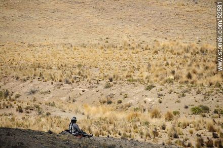 Chola de trenzas sentada descansando - Bolivia - Otros AMÉRICA del SUR. Foto No. 52581