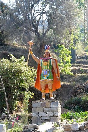 Estatua colorida en la Isla del Sol que representa a un inca - Bolivia - Otros AMÉRICA del SUR. Foto No. 52450
