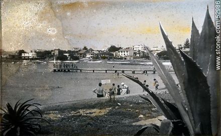 Vista antigua de un muelle de bañistas y pescadores en la bahía de Punta del Este - Punta del Este y balnearios cercanos - URUGUAY. Foto No. 52986