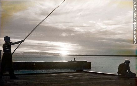 Antigua imagen de un muelle de pescadores con vista a la Isla Gorriti - Punta del Este y balnearios cercanos - URUGUAY. Foto No. 52978
