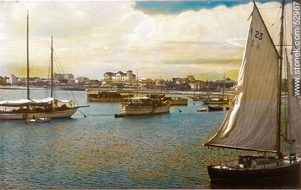 Old photo of the port of Punta del Este. In the background the Biarritz building. - Punta del Este and its near resorts - URUGUAY. Photo #52967