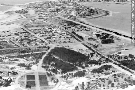 Old aerial photo of the access to the peninsula of Punta del Este. Parada 1 and 2. - Punta del Este and its near resorts - URUGUAY. Photo #52964