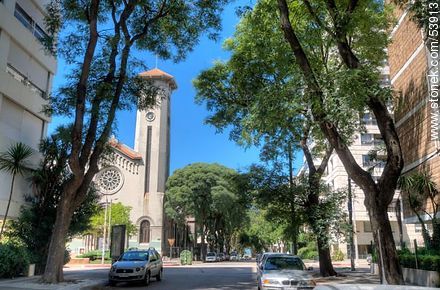 La calle Ramón Massini próxima a José Ellauri. Parroquia San Juan Bautista. - Departamento de Montevideo - URUGUAY. Foto No. 53913