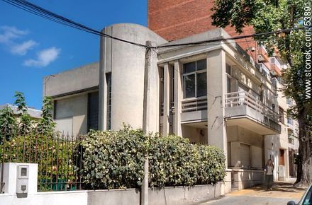 Casa estilo Art Decó en la calle Monseñor Domingo Tamburini. Arquitecto J. Pietropinto. - Departamento de Montevideo - URUGUAY. Foto No. 53891