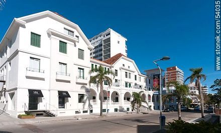 Biarritz building at 20th Street El Remanso - Punta del Este and its near resorts - URUGUAY. Photo #54035