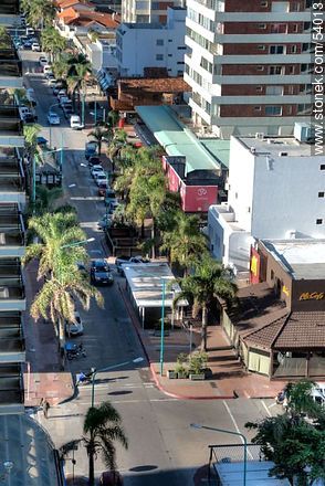 Calle 22 Gorlero, principal avenida de Punta del Este desde lo alto de un edificio. Esquina con la calle 27 Los Muergos. - Punta del Este y balnearios cercanos - URUGUAY. Foto No. 54013