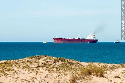 Barco petrolero descargando producto en la boya de José Ignacio. - Punta del Este y balnearios cercanos - URUGUAY. Foto No. 54190