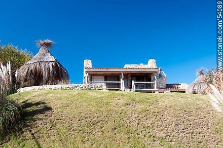 Balneario José Ignacio. Casa sobre una loma. - Punta del Este y balnearios cercanos - URUGUAY. Foto No. 54089