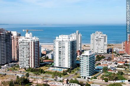 Edificios de la avenida Chiverta - Punta del Este y balnearios cercanos - URUGUAY. Foto No. 54411
