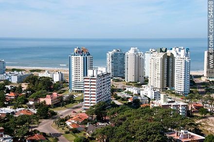 Edificios de la avenida Chiverta - Punta del Este y balnearios cercanos - URUGUAY. Foto No. 54408