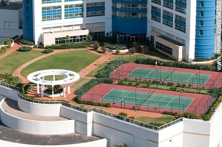 Canchas de tenis del hotel Conrad - Punta del Este y balnearios cercanos - URUGUAY. Foto No. 54382