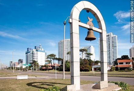 Marco de la Paz en la Avenida Artigas de Punta del Este - Punta del Este y balnearios cercanos - URUGUAY. Foto No. 54358