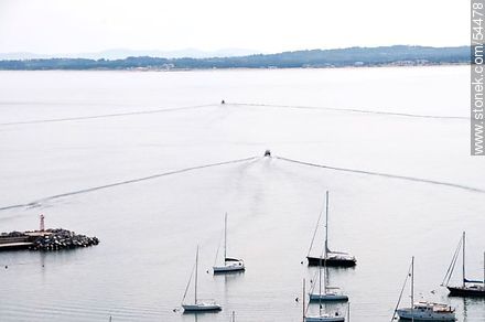Estelas paralelas de lanchas en el agua saliendo del puerto. - Punta del Este y balnearios cercanos - URUGUAY. Foto No. 54478