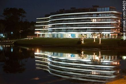 Reflejo del edificio en la Laguna del Diario - Punta del Este y balnearios cercanos - URUGUAY. Foto No. 54623