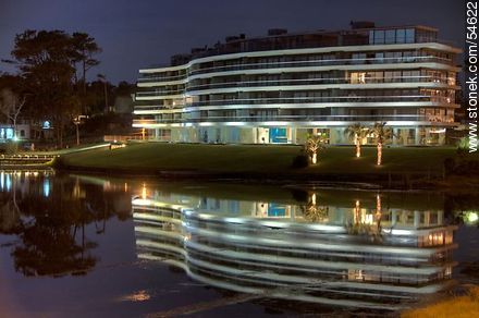 Reflejo del edificio en la Laguna del Diario - Punta del Este y balnearios cercanos - URUGUAY. Foto No. 54622