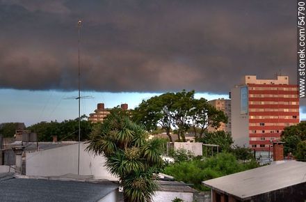 Tormenta de verano en Montevideo - Departamento de Montevideo - URUGUAY. Foto No. 54790