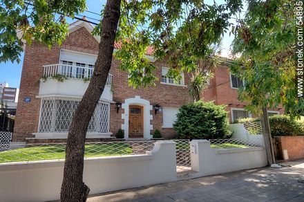 Casa de la calle José Martí e Izcua Barbat - Departamento de Montevideo - URUGUAY. Foto No. 54895