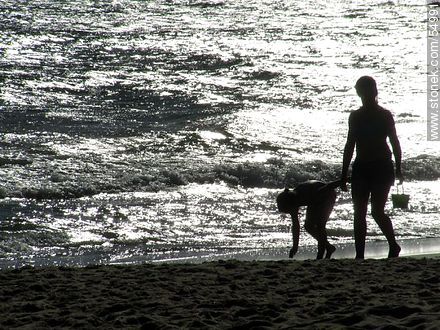 Mother and daughter walking along the shore - Department of Maldonado - URUGUAY. Photo #54991