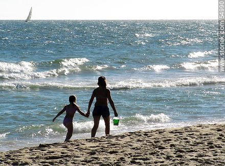 Mother and daughter walking along the shore - Department of Maldonado - URUGUAY. Photo #54990
